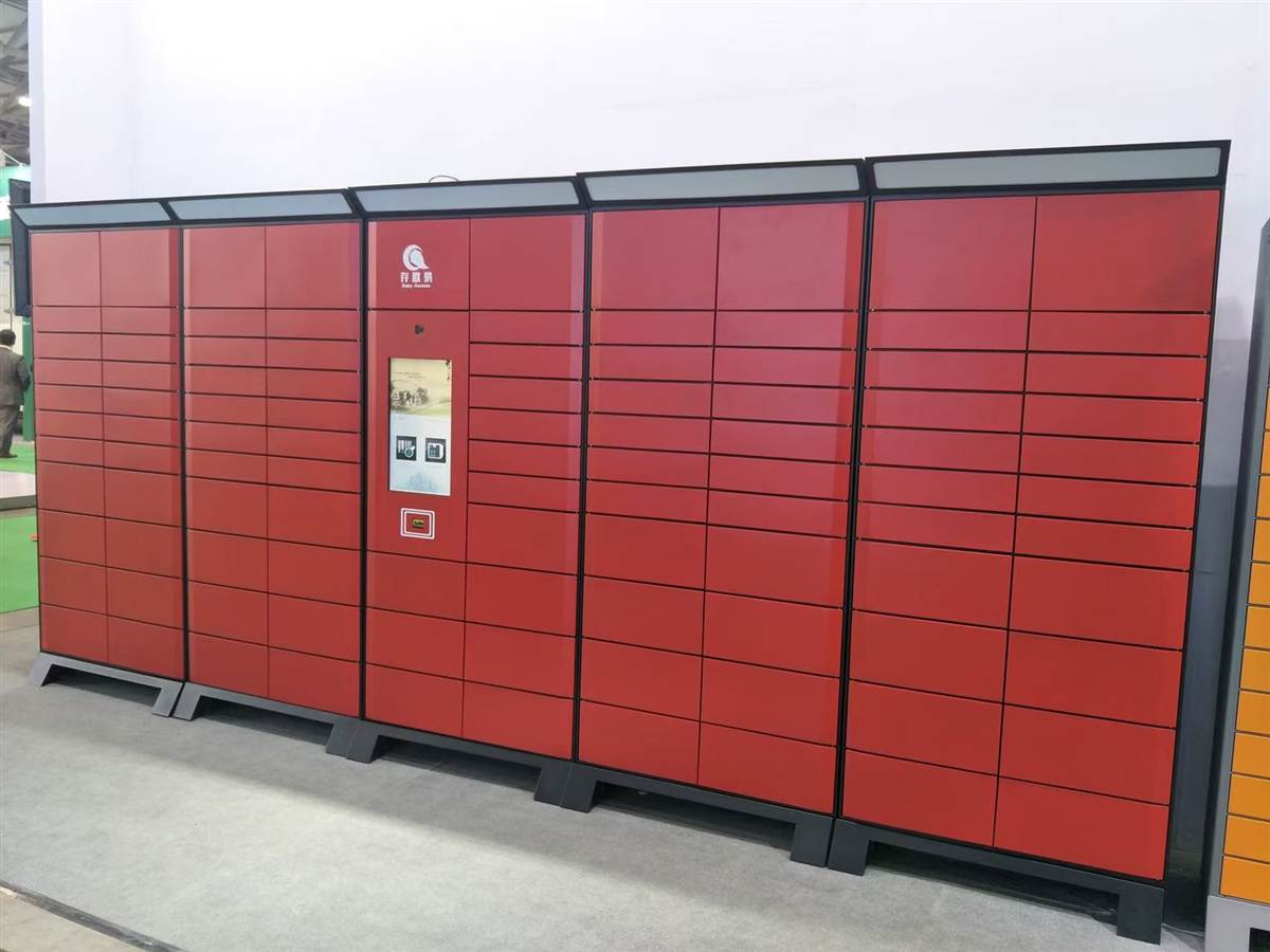 Smart parcel delivery locker